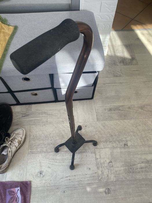 Laska inwalidzka czwórnóg