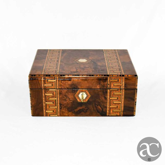 Caixa de fabrico Inglês, início séc. XIX madeira exótica com embutidos