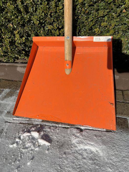 металева лопата для снігу