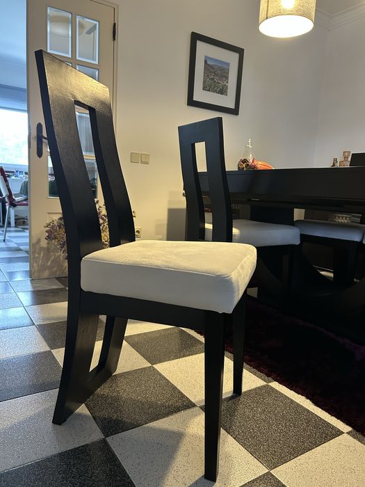 Conjunto de mesa de jantar, 6 cadeiras e aparador — madeira maciça preta