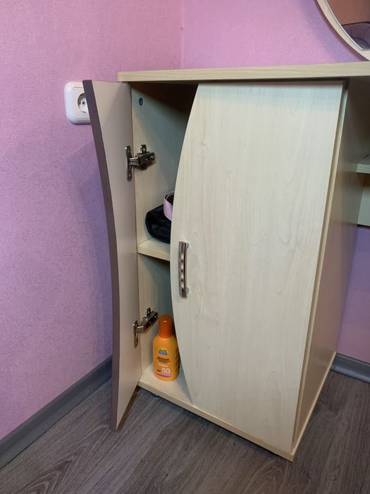 Туалетний столик з дзеркалом