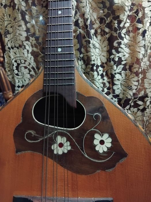 Bandolim  antigo em bom estado