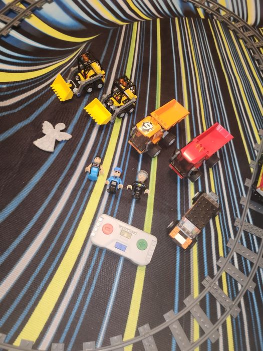 Klocki Playtive pociąg towarowy na pilota ,tory  , plus Lego pojazdy
