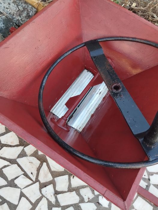 Alfaia agrícola, esmagador de uvas