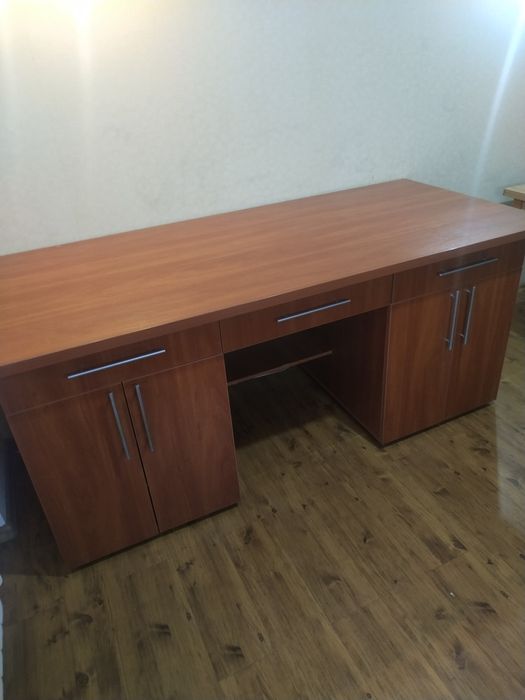 Стол кухонный+4 табуретки