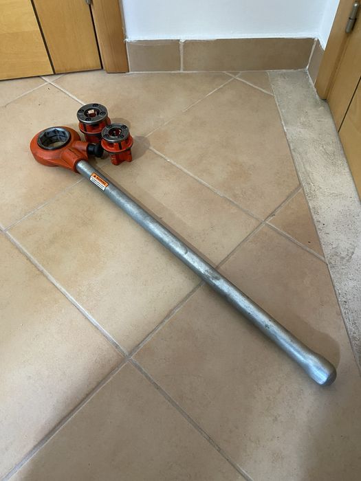 Tarraxa Manual de Catraca RIDGID 11-R com Cabeças 1/2" e 3/8"