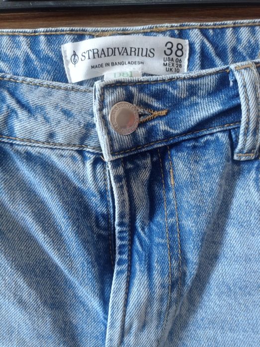 Jeansy Stradivarius mom fit polecam.