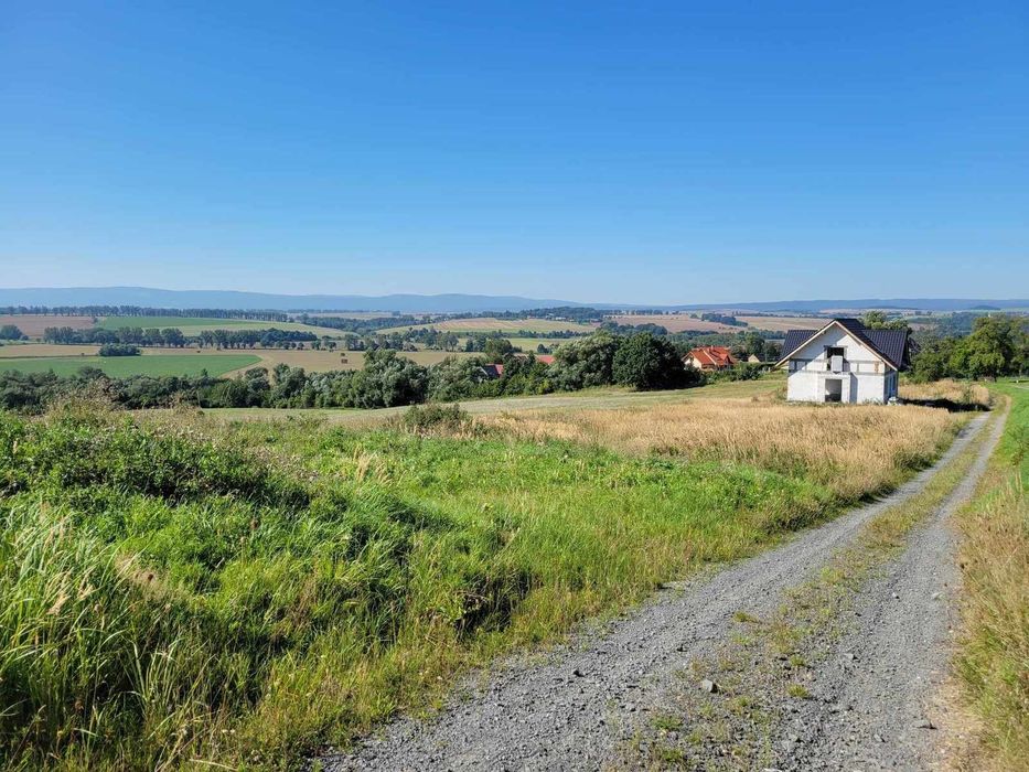 Malowniczo położony dom na wzgórzu