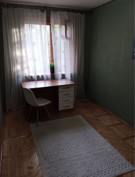 Продаж 3 кімнати . Чудова квартиртира в розвиненому районі .Вул Світла