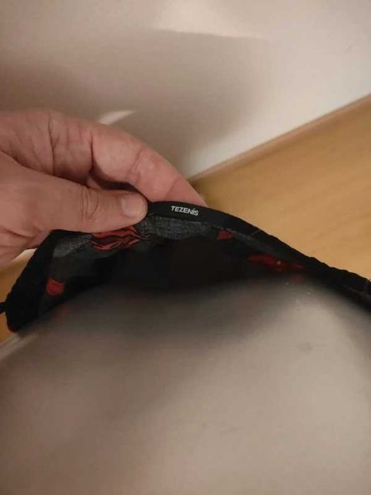 Vestido curto com uma estampa floral de papoilas vermelhas em fundo preto Tezenis