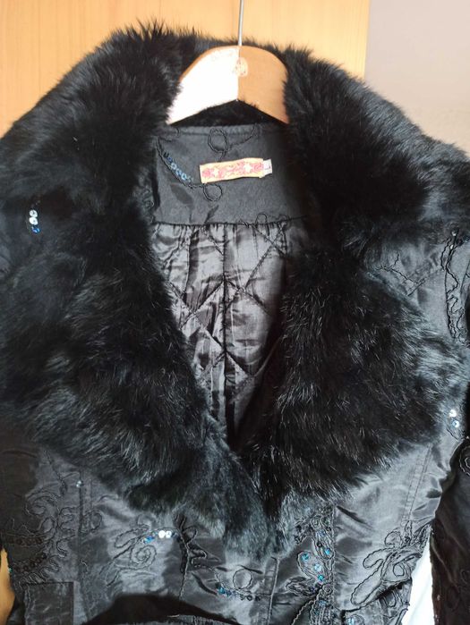 Kurtka z haftem cekinami i futerkiem 38