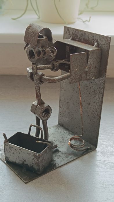 Metalowa figurka elektryk