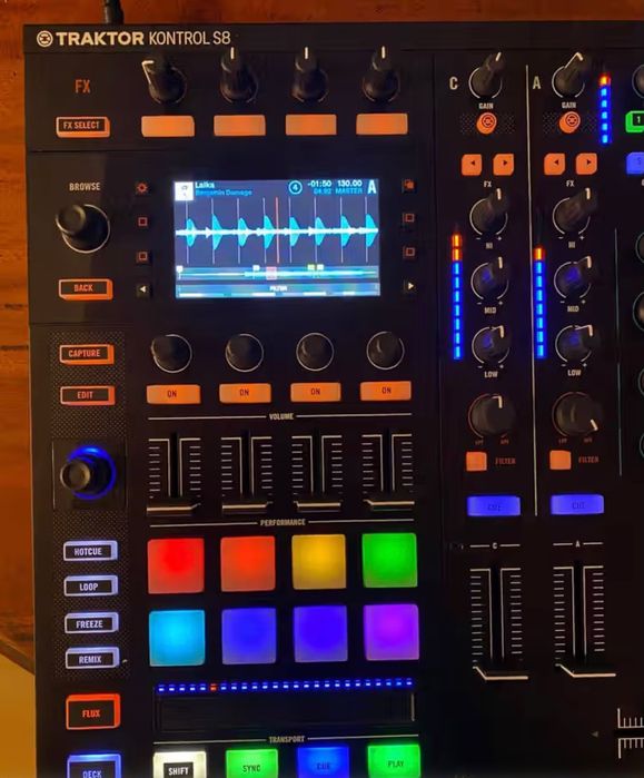 Controladora Traktor KONTROL S8