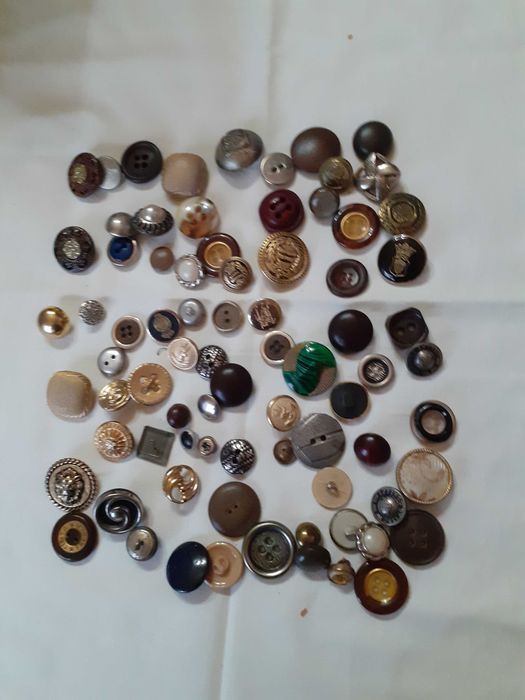 Tachas, botões da antiga companhia “ANA”  e outros