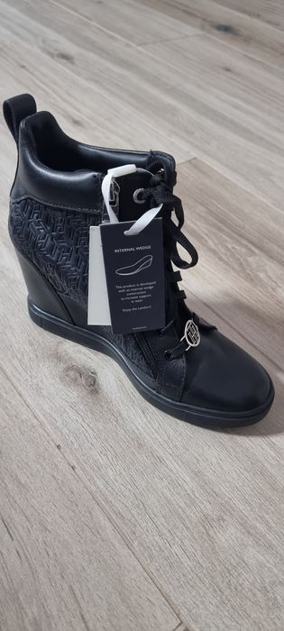 Tommy Hilfiger, z ukrytym koturnem, rozmiar 39, Wysokość obcasa 9cm,