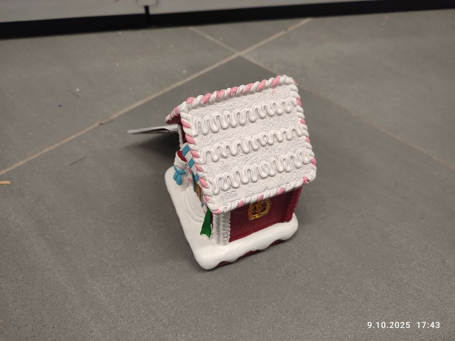 Nowy bordowy domek świąteczny z lampkami LED