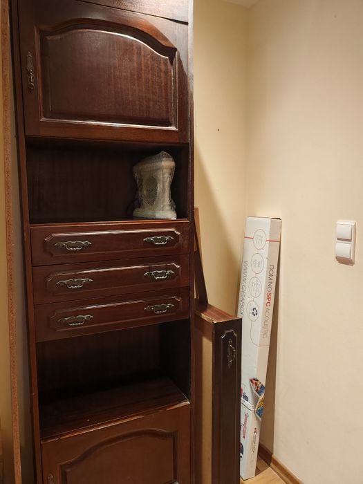 Móvel com boa arrumação ideal para restauro