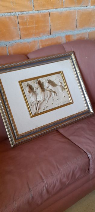 Quadro em mármore com cavalos em relevo