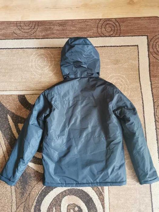 Gruba czarna kurtka jesienno zimowa z kapturem Cropp