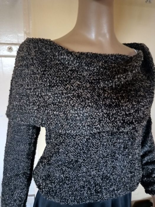 Brązowy sweter bukla