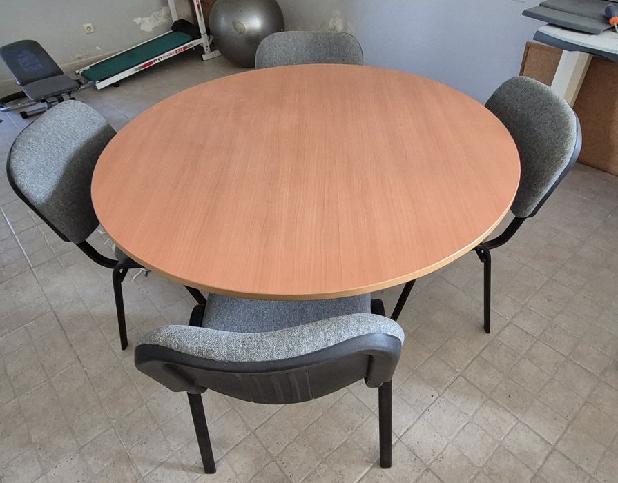 Mesa de escritório com cadeiras