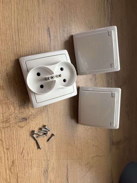 Gniazdka, dwa pojedyncze i jedno podwojne