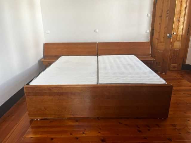Cama Casal 2m*2m Cerne em excelente estado, com colchões como novos