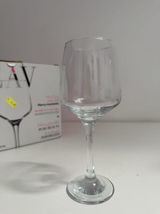 Taças de vinho novas