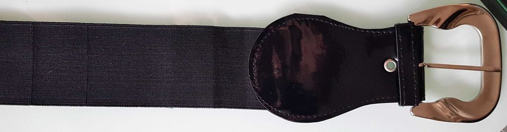 Czarny pasek na gumce ze srebrną klamrą