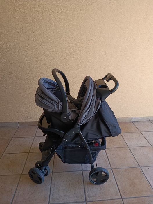 Carrinho de bebê com ovo