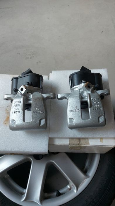 Elektryczny zacisk hamulca ręcznego - VW Passat B6