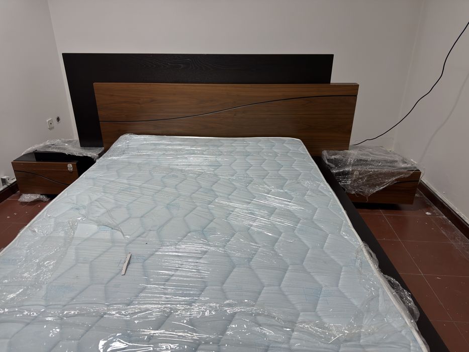 Cama casal com mesinhas cabeceira