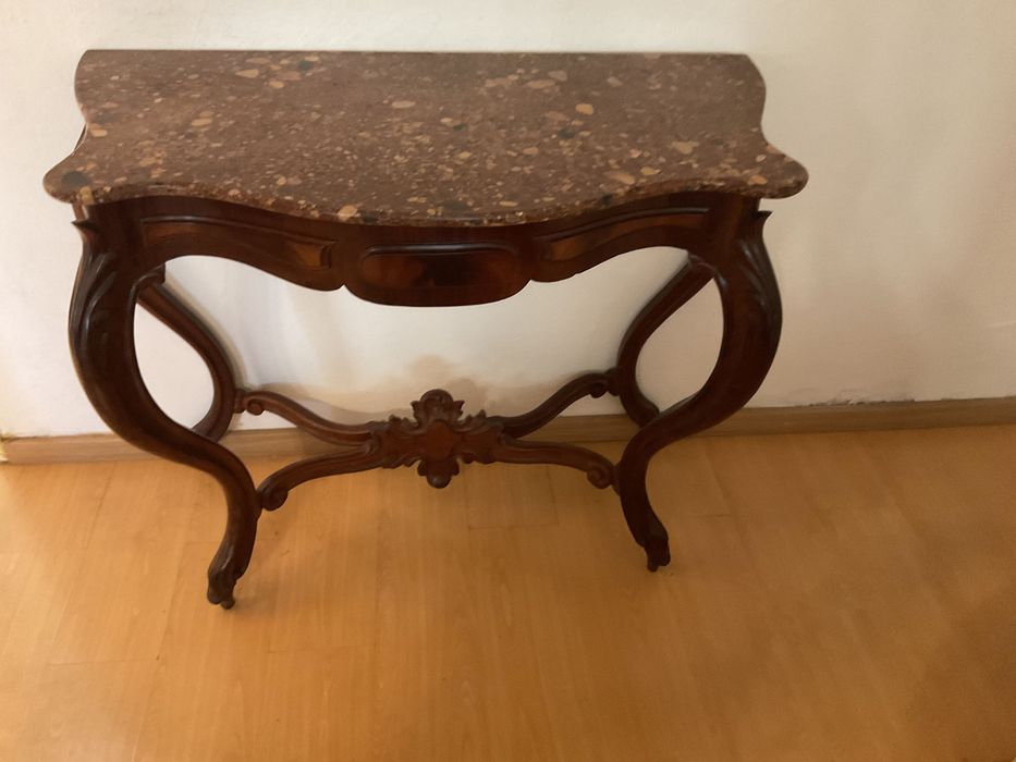 Mesa estilo Luis XVI com tampo em pedra