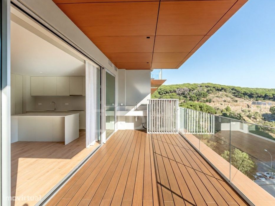 Apartamento T3 com terraços e estacionamento, em Miraflores