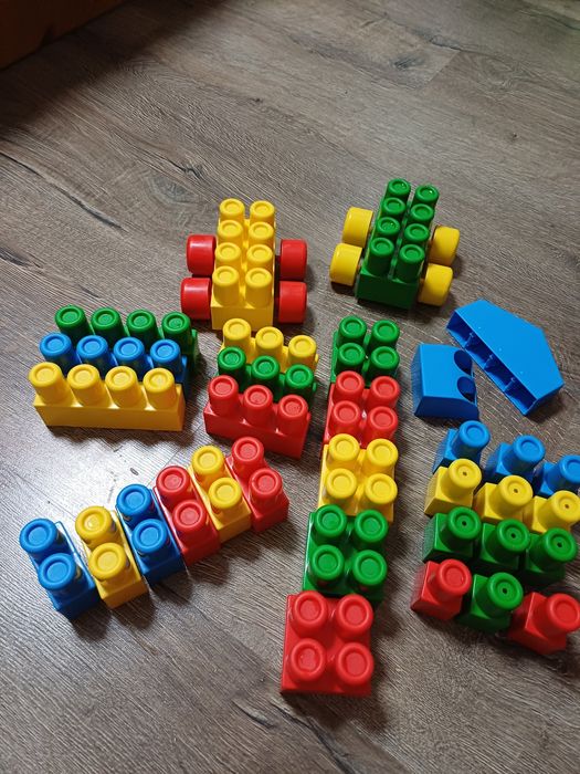 Конструктор з крупними деталями.