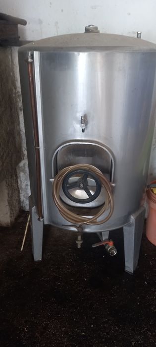 Cubas e esmagador de uva