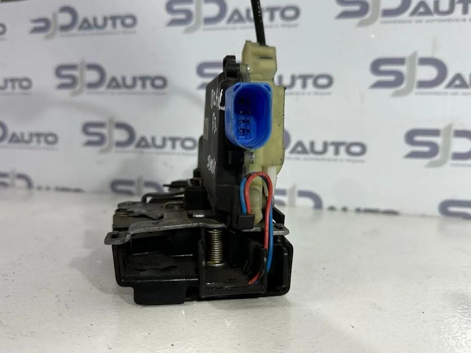 Fecho Frente Direito / Esquerdo - Seat Ibiza 6L