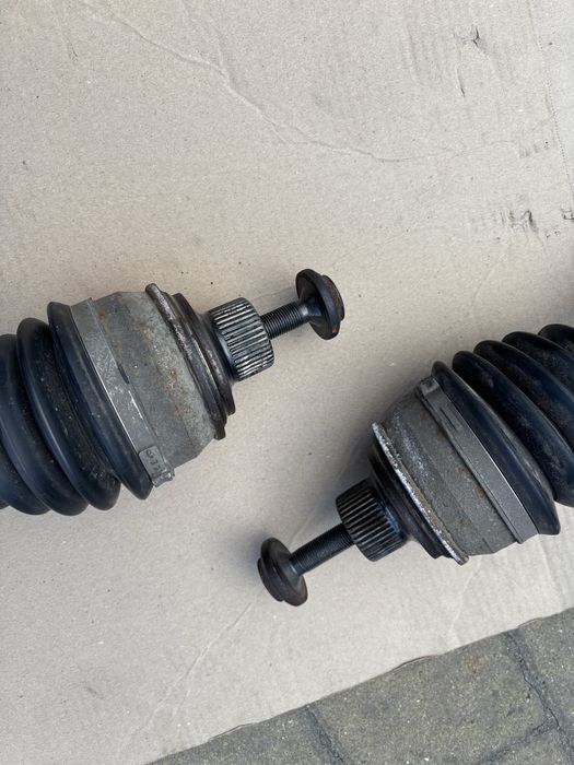 Піввісь передня VAG 4M0407271K Q7, Q8, Touareg, Bentley