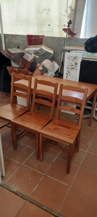 Conjunto de mesa e cadeiras