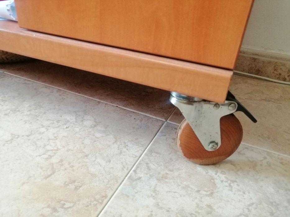 Mesa de TV em madeira com duas gavetas e com  tomada eléctrica