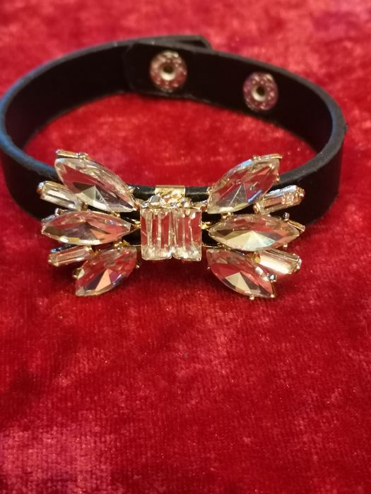 Branzoletka damska Bershka czarna, kryształki, regulacja zapięcia