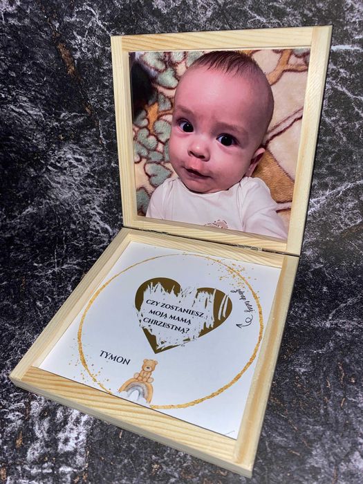 Zdrapka w drewnianym pudełku "Czy zostaniesz moją mamą chrzestną"