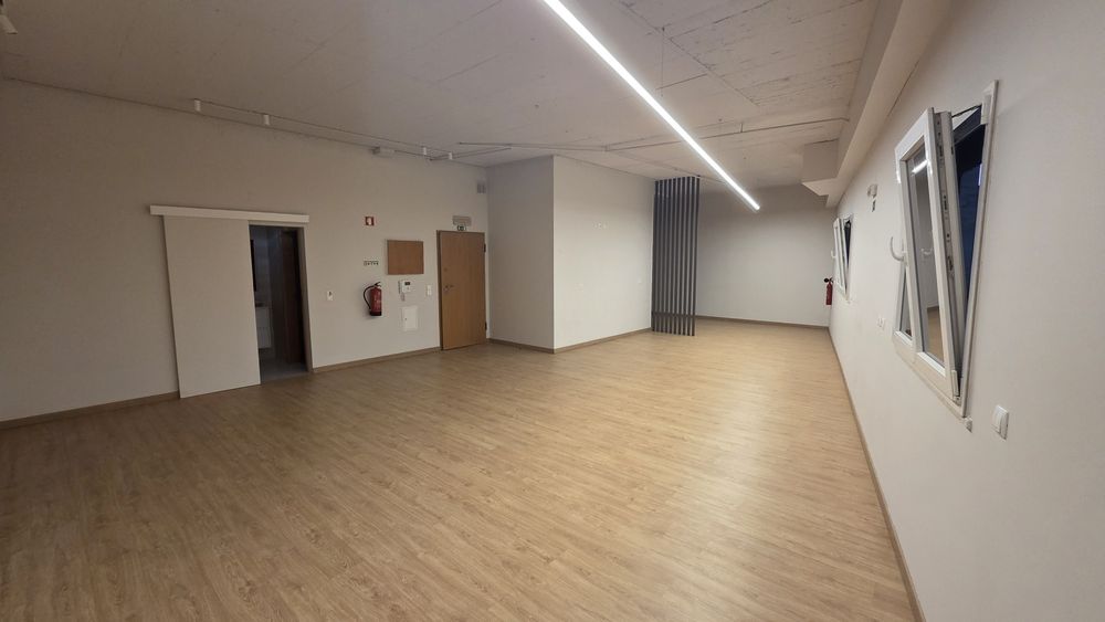 Escritório/Atelier em open space com 70 m², situado a apenas 500 metros do Centro Comercial UBBO