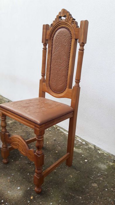 Cadeiras antigas em madeira