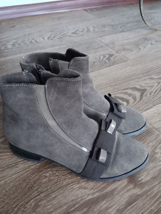 Продам недорого замшеві ботиночки