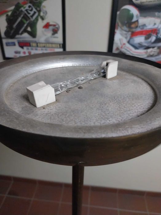 Candeeiro de pé em latão