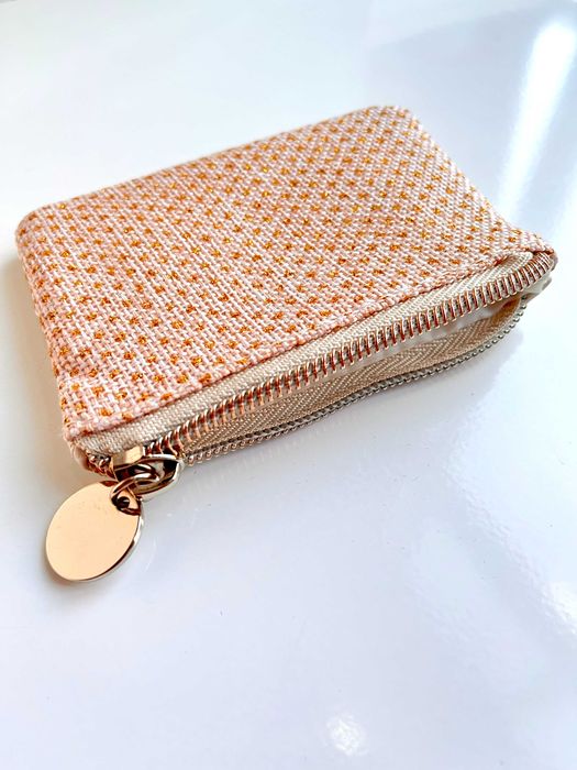 Pequena bolsa brilhante com espelho incluído