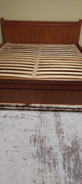 Продам двоспальне  ліжко у хорошому стані