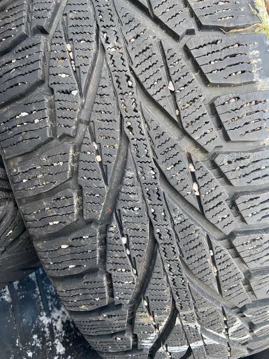 Комплект зимней резины NOKIAN 215/65/17  4 шт.