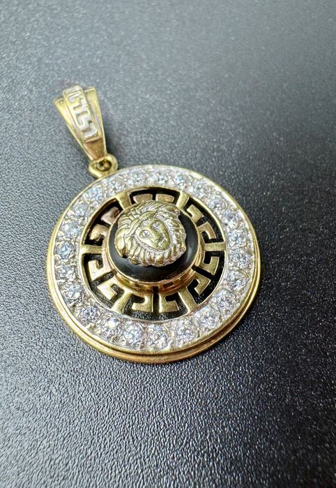 Złota przywieszka "VERSACE"; próba: 14ct 585, waga: 7,70g